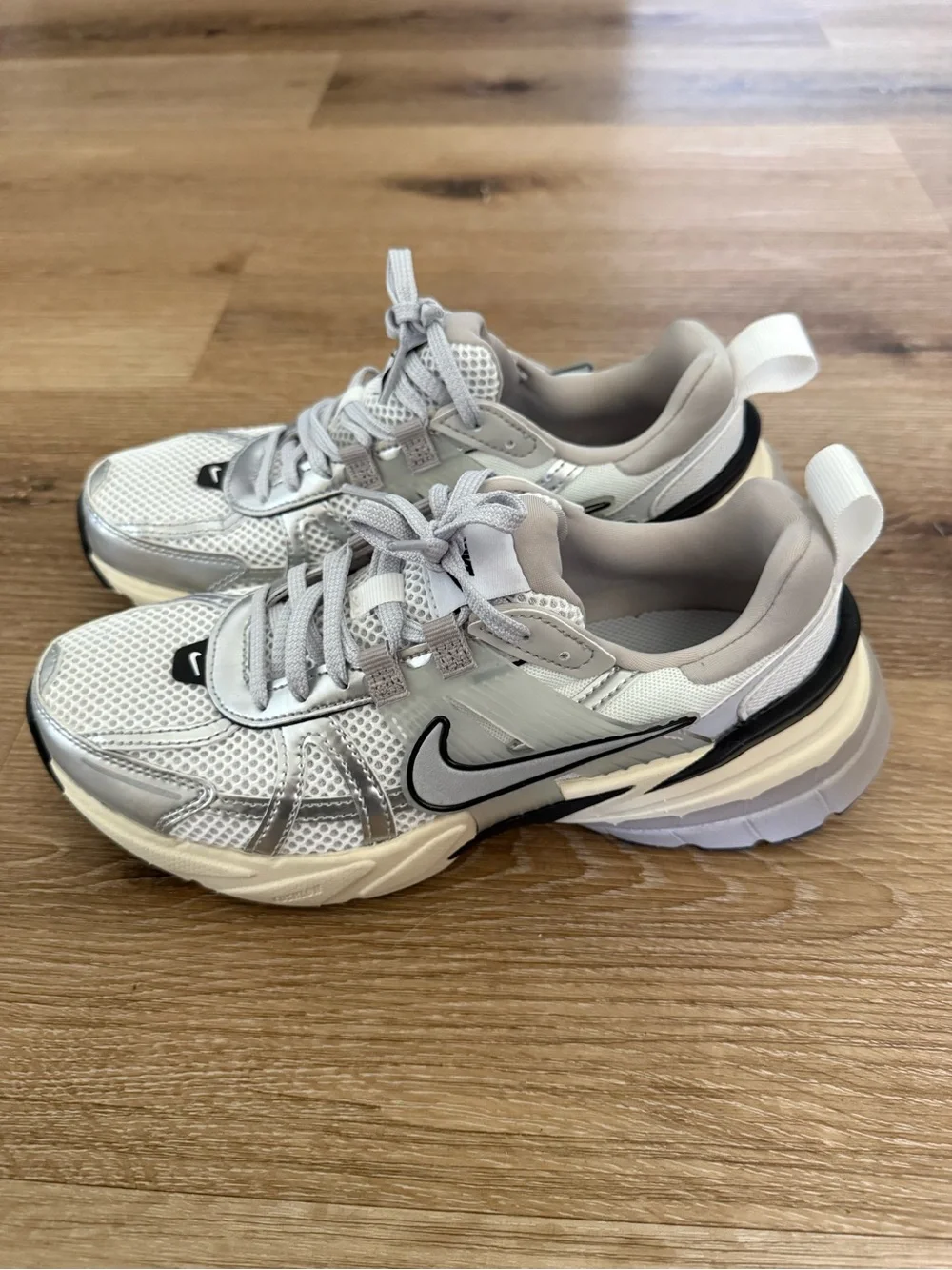 Like New - NIKE Women's V2K Running Sneakers SIZE 7